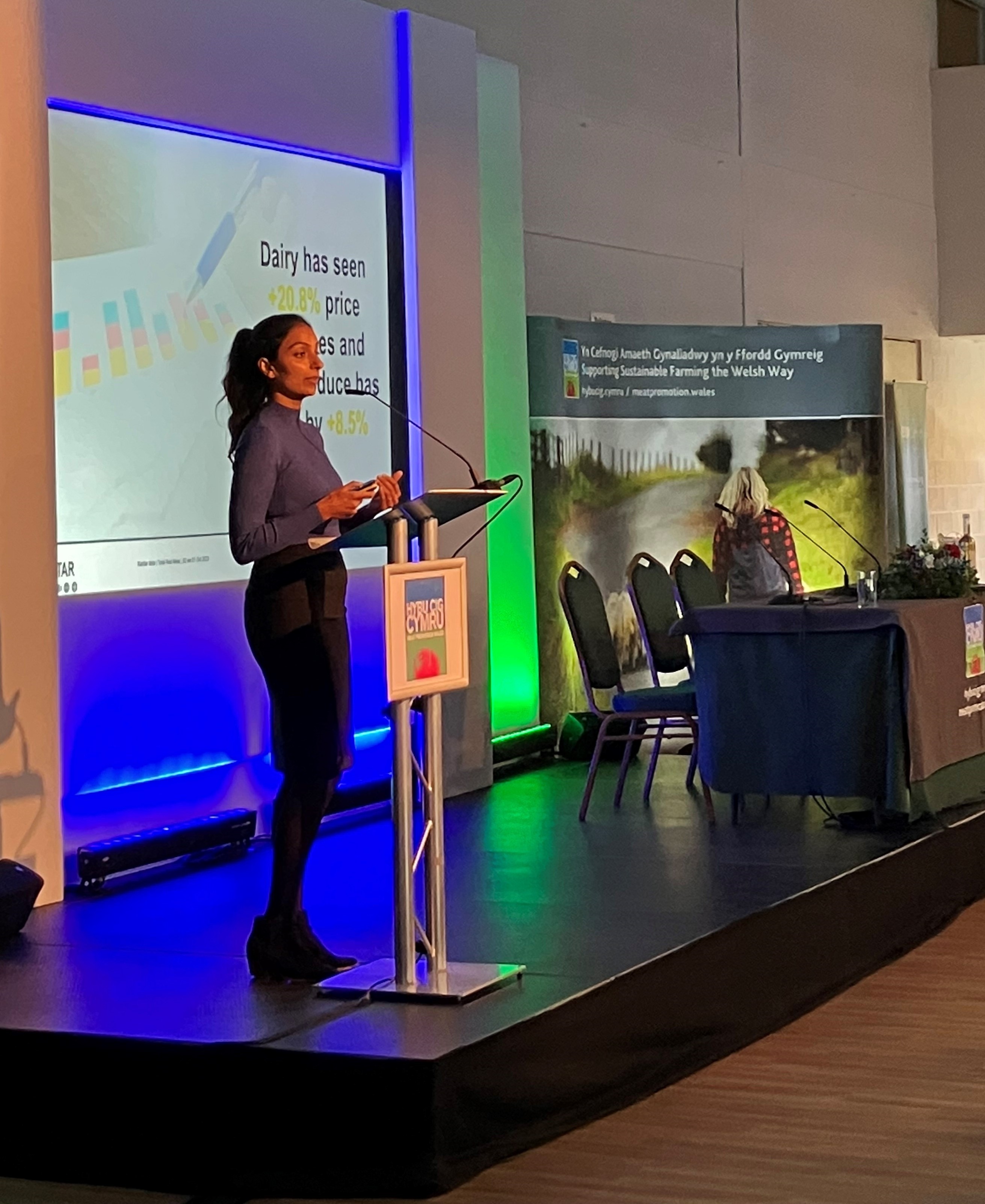 Aelwydydd yn cadw cig ar y fwydlen er gwaethaf gwasgfa economaidd