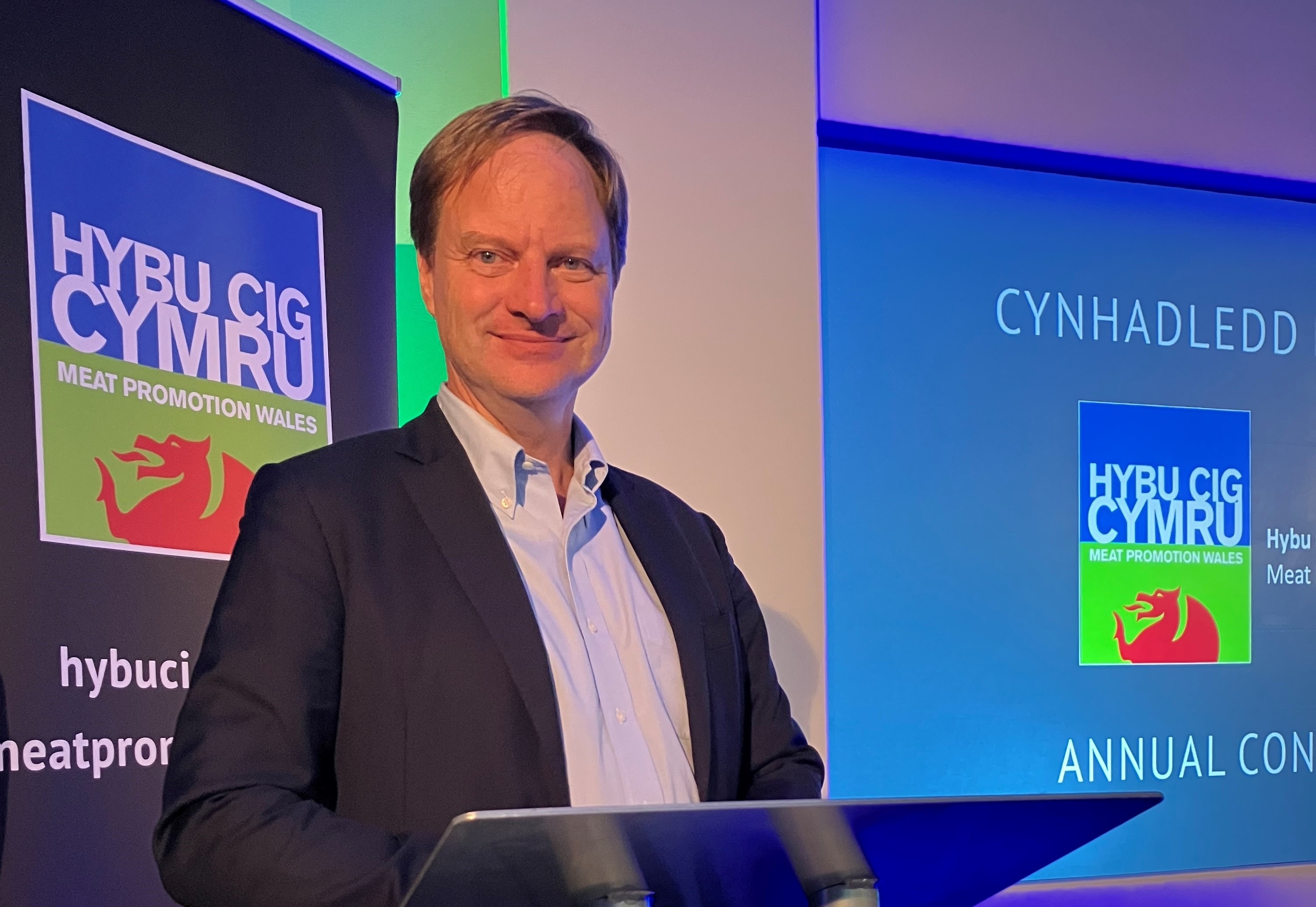 Cig coch ‘sy’n cael bai ar gam’ yn derbyn cymeradwyaeth academaidd fyd-eang