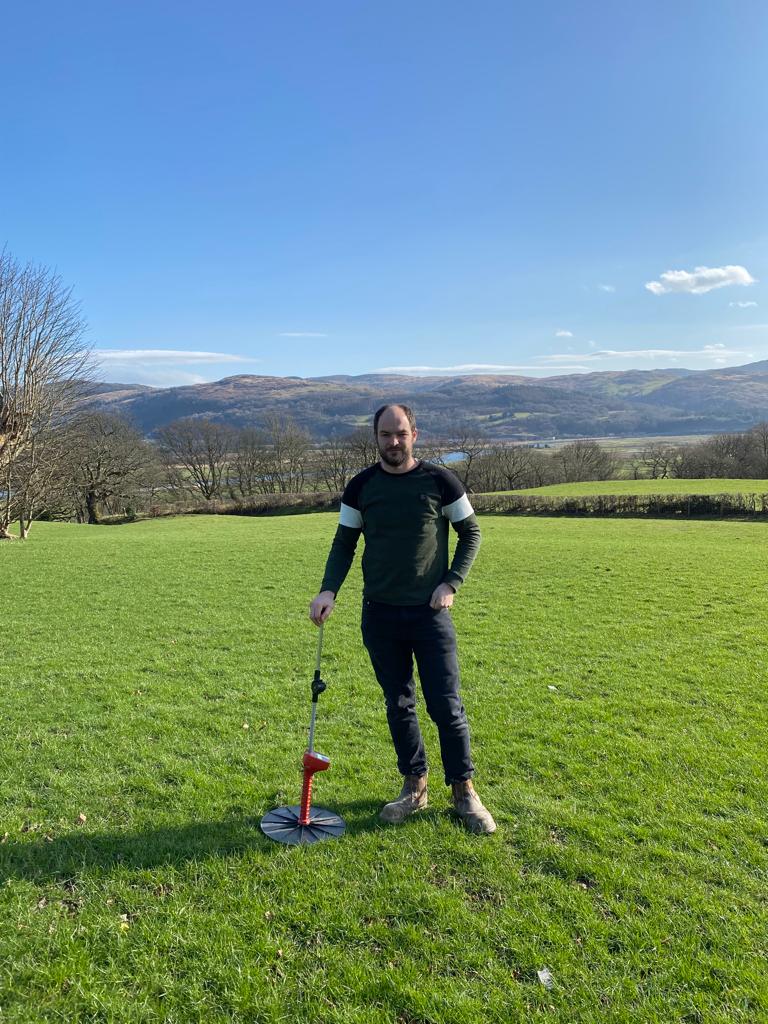 Ffermwr sy’n rhan o GrassCheckGB yn gweld budd i’r busnes